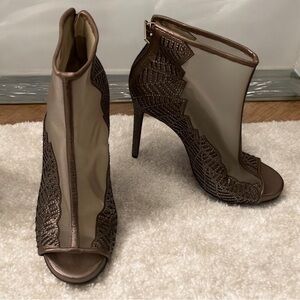 Jessica Simpson Radiant Radko Glimmering  Mesh Hotfix Stone Shooties. Size 8 M